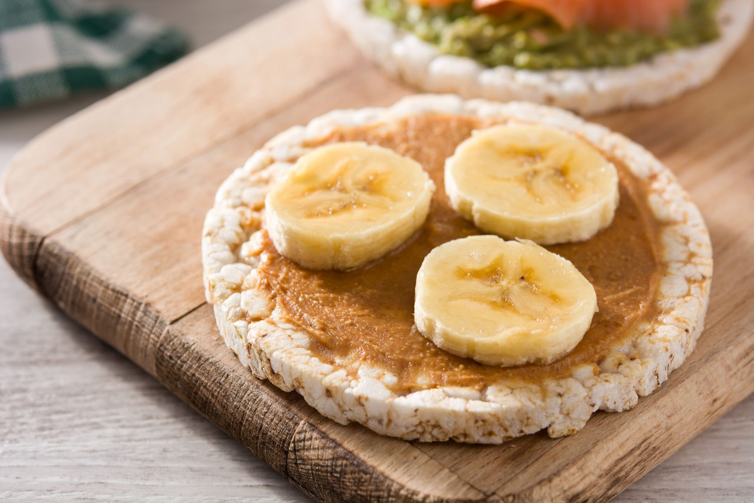 Close-up of rice cakes with peanut butter, showing a simple and satisfying low FODMAP snack with real satiety